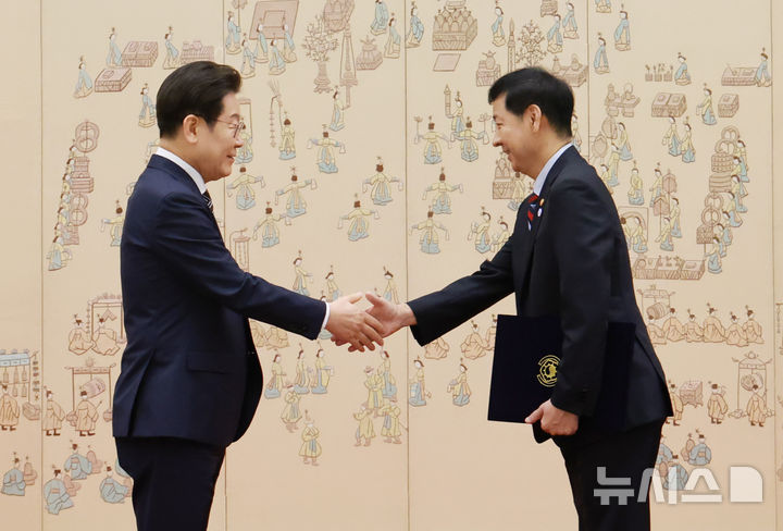 [서울=뉴시스] 고범준 기자 = 이재명 대통령이 23일 서울 용산 대통령실 청사에서 열린 임명장 및 위촉장 수여식에서 구윤철 부총리 겸 기획재정부 장관에게 임명장을 수여한 뒤 악수하고 있다. (대통령실통신사진기자단) 2025.07.23. bjko@newsis.com