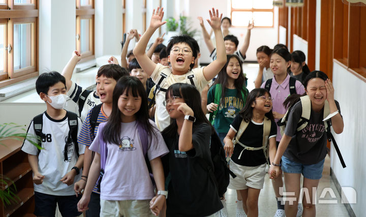 [서울=뉴시스] 김선웅 기자 = 23일 서울 동작구 서울삼일초등학교에서 4학년3반 학생들이 여름방학식을 마친 뒤 밝은 표정으로 하교하고 있다. 2025.07.23. mangusta@newsis.com
