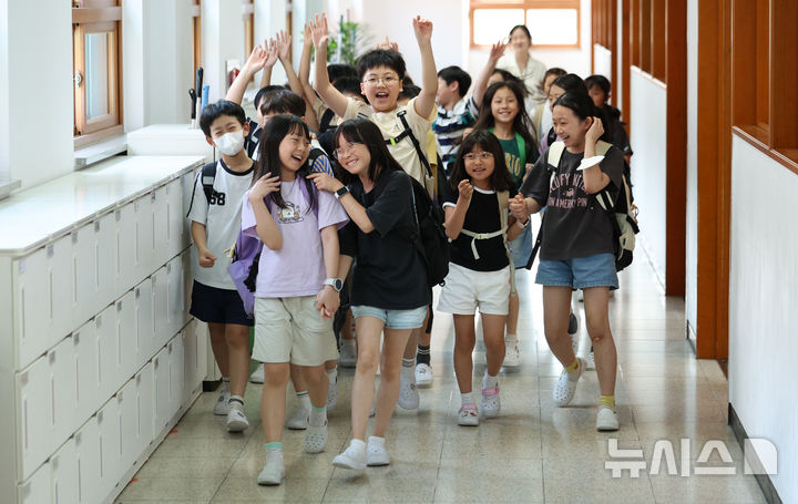 [서울=뉴시스] 김선웅 기자 = 23일 서울 동작구 서울삼일초등학교에서 4학년3반 학생들이 여름방학식을 마친 뒤 밝은 표정으로 하교하고 있다. 2025.07.23. mangusta@newsis.com