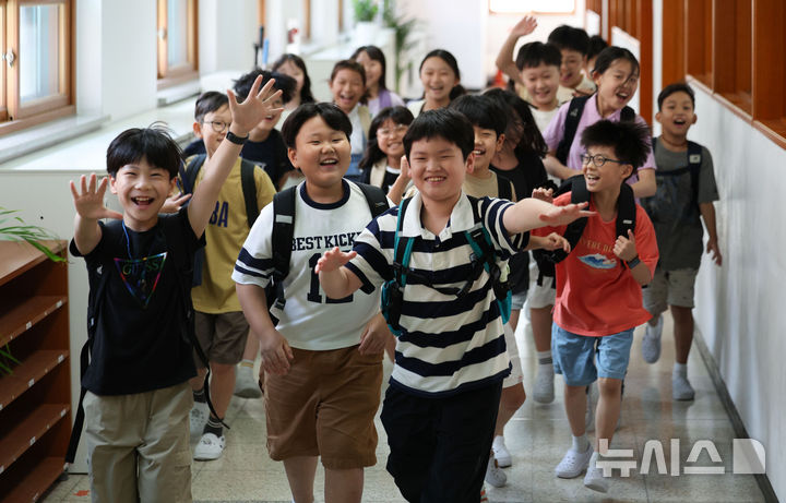 [서울=뉴시스] 김선웅 기자 = 23일 서울 동작구 서울삼일초등학교에서 4학년3반 학생들이 여름방학식을 마친 뒤 밝은 표정으로 하교하고 있다. 2025.07.23. mangusta@newsis.com