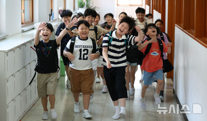 [서울=뉴시스] 김선웅 기자 = 23일 서울 동작구 서울삼일초등학교에서 4학년3반 학생들이 여름방학식을 마친 뒤 밝은 표정으로 하교하고 있다. 2025.07.23. mangusta@newsis.com