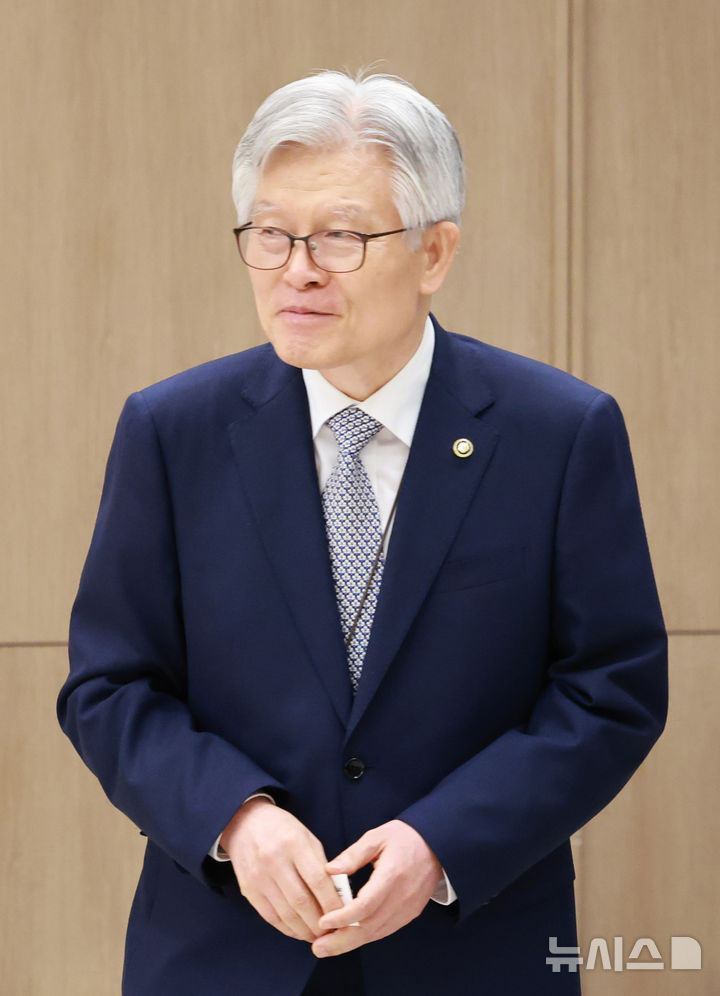 [서울=뉴시스] 고범준 기자 = 최동석 인사혁신처장이 23일 서울 용산 대통령실 청사에서 열린 임명장 및 위촉장 수여식에 참석하고 있다. (대통령실통신사진기자단) 2025.07.23. bjko@newsis.com