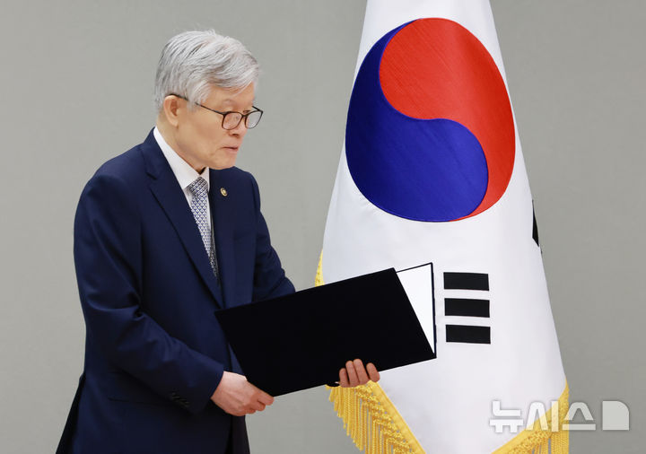 [서울=뉴시스] 고범준 기자 = 최동석 인사혁신처장이 지난 23일 서울 용산 대통령실 청사에서 열린 임명장 및 위촉장 수여식에서 리허설을 하고 있다. (대통령실통신사진기자단) 2025.07.23. bjko@newsis.com