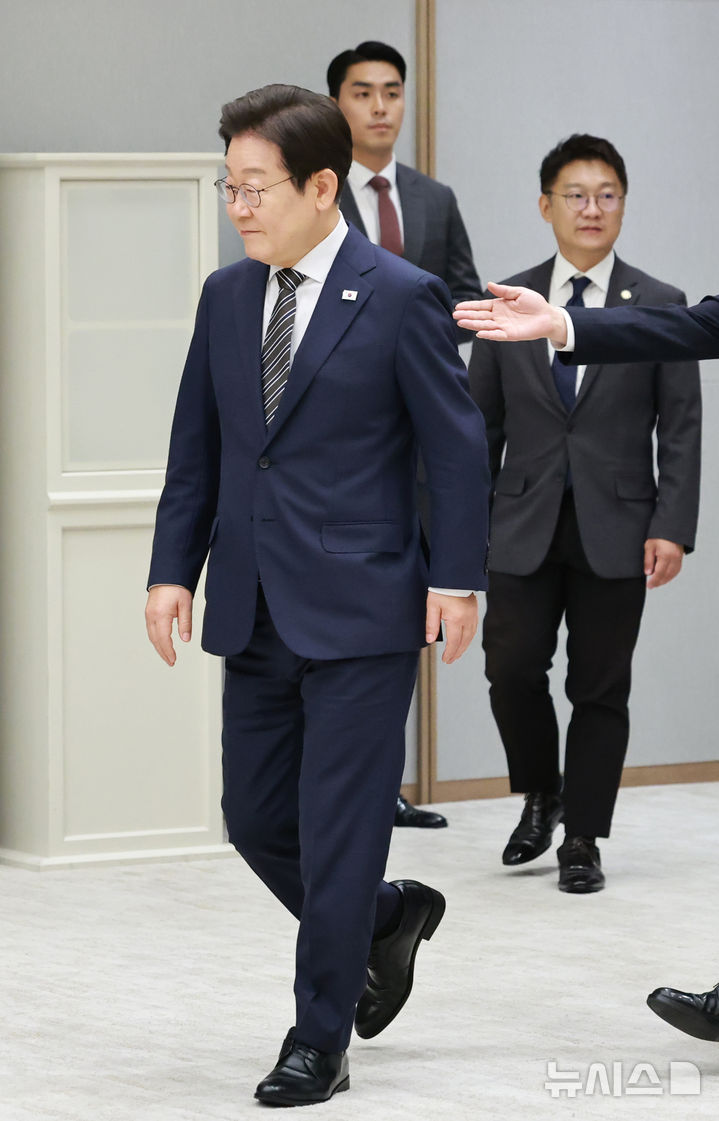 [서울=뉴시스] 고범준 기자 = 이재명 대통령이 23일 서울 용산 대통령실 청사에서 열린 임명장 및 위촉장 수여식에 입장하고 있다. (대통령실통신사진기자단) 2025.07.23. bjko@newsis.com