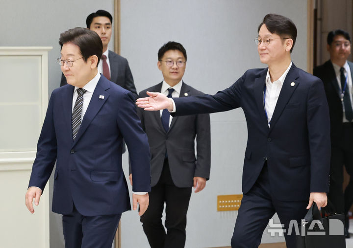 [서울=뉴시스] 고범준 기자 = 이재명 대통령이 23일 서울 용산 대통령실 청사에서 열린 임명장 및 위촉장 수여식에 입장하고 있다. (대통령실통신사진기자단) 2025.07.23. bjko@newsis.com