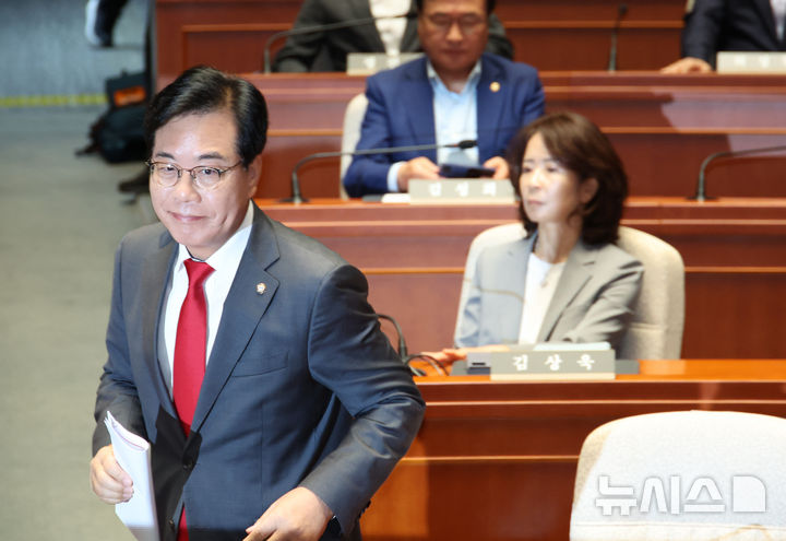 [서울=뉴시스] 김금보 기자 = 송언석 국민의힘 비상대책위원장 겸 원내대표가 23일 서울 여의도 국회에서 열린 의원총회에서 발언대로 향하고 있다. 2025.07.23. kgb@newsis.com