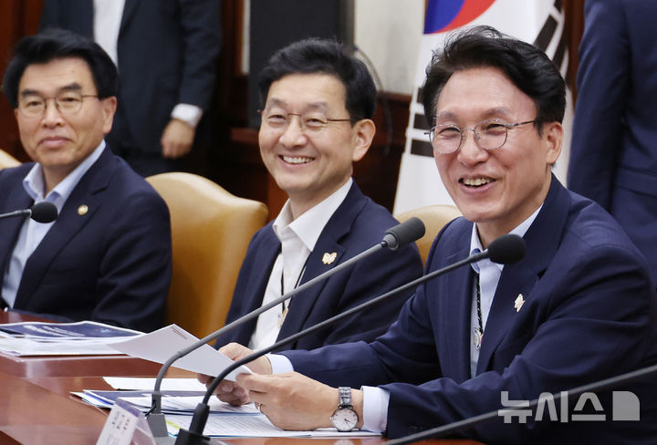 [서울=뉴시스] 김명원 기자 = 김민석 국무총리가 23일 오전 서울 종로구 정부서울청사에서 열린 2025 APEC 정상회의 종합점검회의에 참석해 발언하고 있다. 2025.07.23. kmx1105@newsis.com