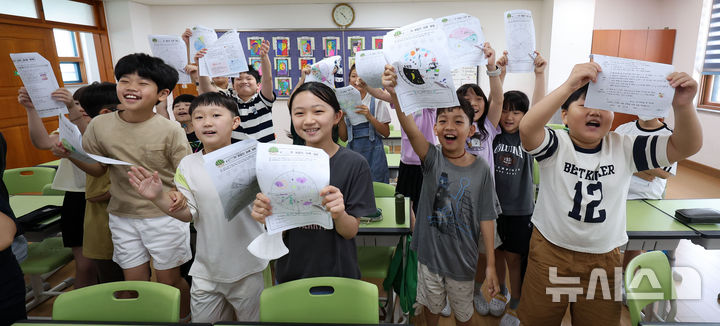 [서울=뉴시스] 김선웅 기자 = 23일 서울 동작구 서울삼일초등학교에서 4학년3반 학생들이 여름방학식을 갖고 방학 계획표를 들어 보이고 있다. 2025.07.23. mangusta@newsis.com