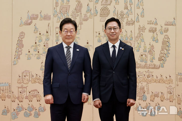 [서울=뉴시스] 고범준 기자 = 이재명 대통령이 23일 서울 용산 대통령실 청사에서 열린 임명장 및 위촉장 수여식에서 배경훈 과학기술정보통신부 장관에게 임명장을 수여한 뒤 기념촬영을 하고 있다. (대통령실통신사진기자단) 2025.07.23. bjko@newsis.com