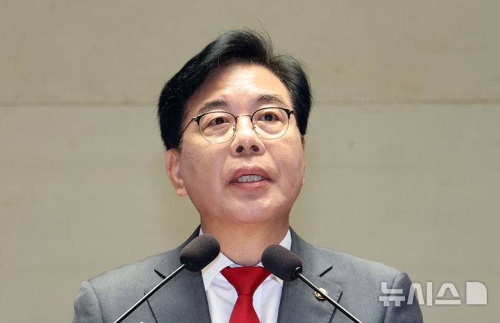 [서울=뉴시스] 김금보 기자 = 송언석 국민의힘 비상대책위원장 겸 원내대표가 23일 서울 여의도 국회에서 열린 의원총회에서 발언을 하고 있다. 2025.07.23. kgb@newsis.com
