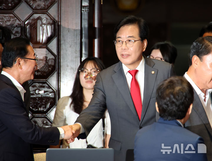 [서울=뉴시스] 김금보 기자 = 송언석 국민의힘 비상대책위원장 겸 원내대표가 23일 서울 여의도 국회에서 열린 의원총회에서 의원들과 인사를 하고 있다. 2025.07.23. kgb@newsis.com