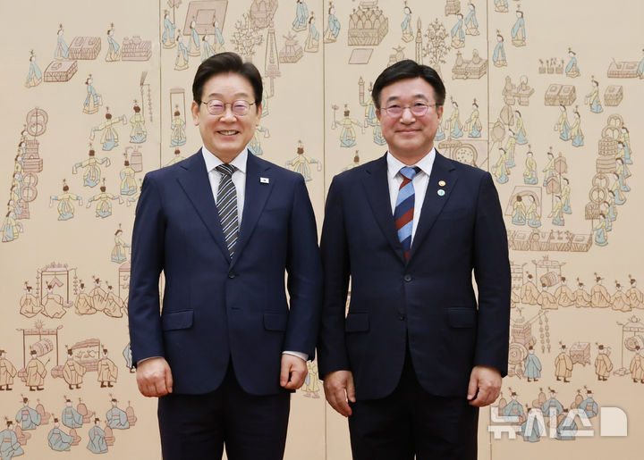 [서울=뉴시스] 고범준 기자 = 이재명 대통령이 23일 서울 용산 대통령실 청사에서 열린 임명장 및 위촉장 수여식에서 윤호중 행정안전부 장관에게 임명장을 수여한 뒤 기념촬영을 하고 있다. (대통령실통신사진기자단) 2025.07.23. bjko@newsis.com