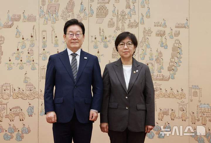 [서울=뉴시스] 고범준 기자 = 이재명 대통령이 23일 서울 용산 대통령실 청사에서 열린 임명장 및 위촉장 수여식에서 정은경 보건복지부 장관에게 임명장을 수여한 뒤 기념촬영을 하고 있다. (대통령실통신사진기자단) 2025.07.23. bjko@newsis.com