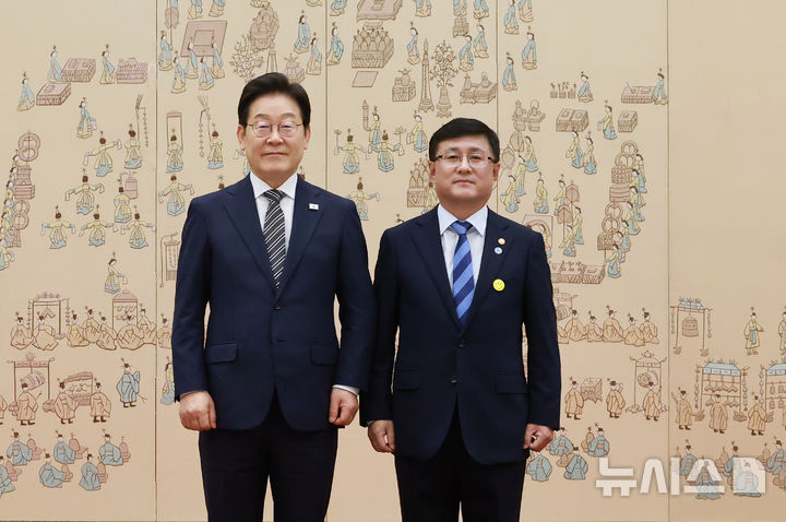 [서울=뉴시스] 고범준 기자 = 이재명 대통령이 23일 서울 용산 대통령실 청사에서 열린 임명장 및 위촉장 수여식에서 김성환 환경부 장관에게 임명장을 수여한 뒤 기념촬영을 하고 있다. (대통령실통신사진기자단) 2025.07.23. bjko@newsis.com