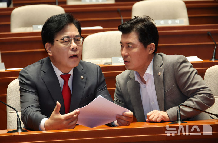 [서울=뉴시스] 김금보 기자 = 송언석 국민의힘 비상대책위원장 겸 원내대표와 구자근 의원이 23일 서울 여의도 국회에서 열린 의원총회에서 의논을 하고 있다. 2025.07.23. kgb@newsis.com