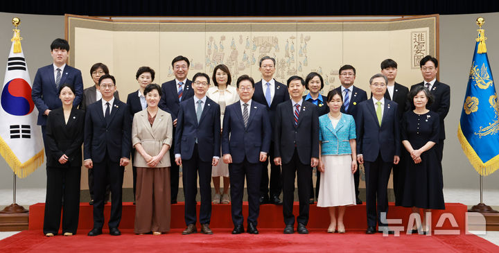 [서울=뉴시스] 고범준 기자 = 이재명 대통령이 23일 서울 용산 대통령실 청사에서 열린 임명장 및 위촉장 수여식에서 참석자들과 기념촬영을 하고 있다. 윗줄 왼쪽부터 정은경 보건복지부 장관과 자녀, 윤호중 행정안전부 장관과 배우자, 정성호 법무부 장관과 배우자, 김성환 환경부 장관과 배우자, 김영훈 고용노동부 장관과 자녀. 아래 왼쪽부터 배경훈 과학기술정보통신부 장관과 배우자, 김경수 지방시대위원장과 배우자, 이 대통령, 구윤철 부총리 겸 기획재정부 장관과 배우자, 조현 외교부 장관과 배우자. (대통령실통신사진기자단) 2025.07.23. bjko@newsis.com