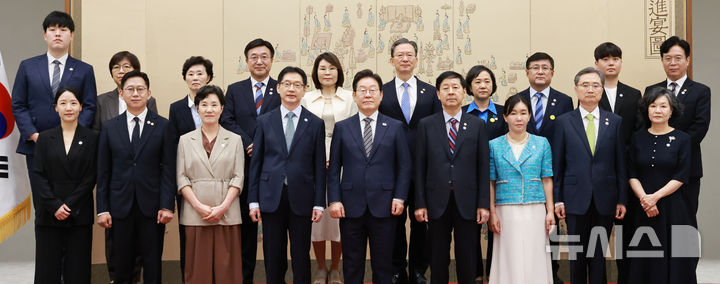 [서울=뉴시스] 고범준 기자 = 이재명 대통령이 23일 서울 용산 대통령실 청사에서 열린 임명장 및 위촉장 수여식에서 참석자들과 기념촬영을 하고 있다. 윗줄 왼쪽부터 정은경 보건복지부 장관과 자녀, 윤호중 행정안전부 장관과 배우자, 정성호 법무부 장관과 배우자, 김성환 환경부 장관과 배우자, 김영훈 고용노동부 장관과 자녀. 아래 왼쪽부터 배경훈 과학기술정보통신부 장관과 배우자, 김경수 지방시대위원장과 배우자, 이 대통령, 구윤철 부총리 겸 기획재정부 장관과 배우자, 조현 외교부 장관과 배우자. (대통령실통신사진기자단) 2025.07.23. bjko@newsis.com