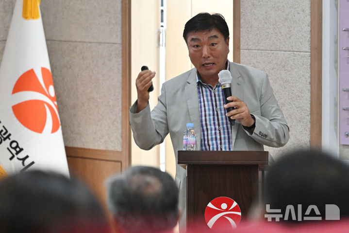 [광주=뉴시스] 이영주 기자 = 소재섭 전 광주 북구의원이 23일 오전 광주 서구 광주시청에서 열린 지방자치 리부팅 의정혁신 1차 토론회에 참여해 발표하고 있다. 2025.07.23. leeyj2578@newsis.com