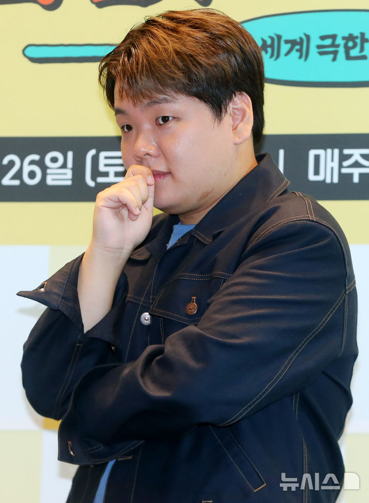 [서울=뉴시스] 김혜진 기자 = 여행 크리에이터 곽준빈이 23일 오전 서울 영등포구 IFC에서 진행된 ENA·EBS 공동제작 예능 프로그램 '추성훈의 밥값은 해야지' 제작발표회에서 포즈를 취하고 있다. 2025.07.23. jini@newsis.com