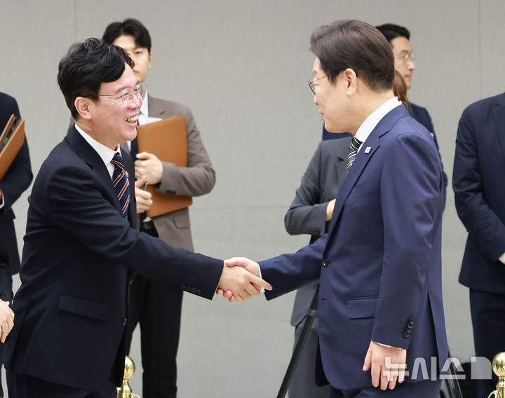 [서울=뉴시스] 고범준 기자 = 이재명 대통령이 지난 7월 23일 서울 용산 대통령실 청사에서 열린 임명장 및 위촉장 수여식에서 김영훈 고용노동부 장관과 인사하고 있다. (대통령실통신사진기자단) 2025.07.23. bjko@newsis.com