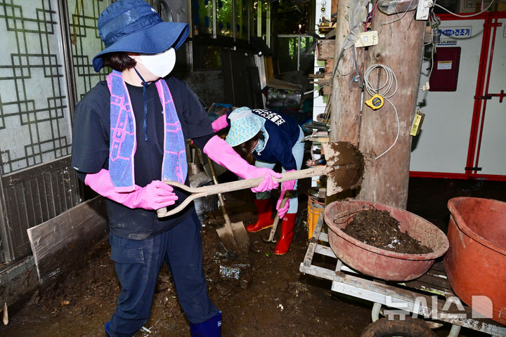 [산청=뉴시스] 차용현 기자 = 23일 오전 경남 사천시 공무원들이 최근 폭우피해를 입은 산청군 하신마을 한 농가를 찾아 수해 복구작업을 펼치고 있다. 2025.07.23.con@newsis.com