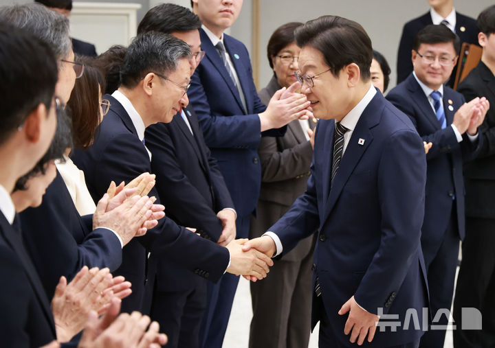 [서울=뉴시스] 고범준 기자 = 이재명 대통령이 23일 서울 용산 대통령실 청사에서 열린 임명장 및 위촉장 수여식에 참석하며 정성호 법무부 장관과 악수하고 있다. (대통령실통신사진기자단) 2025.07.23. bjko@newsis.com
