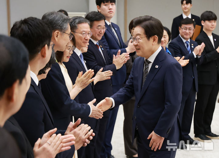 [서울=뉴시스] 고범준 기자 = 이재명 대통령이 지난 23일 서울 용산 대통령실 청사에서 열린 임명장 및 위촉장 수여식에 참석하며 조현 외교부 장관과 악수를 하고 있다. (대통령실통신사진기자단) 2025.07.23. bjko@newsis.com