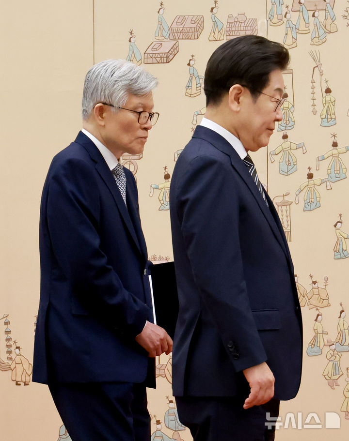 [서울=뉴시스] 고범준 기자 = 최동석 인사혁신처장이 23일 서울 용산 대통령실 청사에서 이재명 대통령의 임명장 및 위촉장 수여를 돕고 있다. (대통령실통신사진기자단) 2025.07.23. bjko@newsis.com