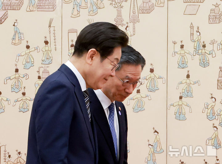 [서울=뉴시스] 고범준 기자 = 이재명 대통령이 23일 서울 용산 대통령실 청사에서 열린 임명장 및 위촉장 수여식에서 정성호 법무부 장관에게 임명장을 수여한 뒤 이동하고 있다. (대통령실통신사진기자단) 2025.07.23. bjko@newsis.com