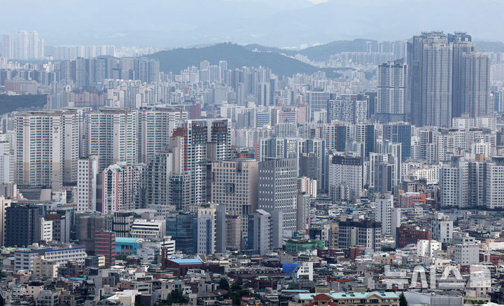 [서울=뉴시스] 배훈식 기자 = 소비자들의 주택 가격 상승 전망이 3년여 만에 최대 낙폭으로 떨어진 23일 오전 서울 도심 아파트 모습. 한국은행이 발표한 '7월 소비자동향조사'에 따르면 주택가격전망CSI는 정부의 가계부채 관리 강화 대책 영향으로 전월보다 11포인트 하락한 109로 지난 2022년 7월 이후 최대 낙폭이다. 2025.07.23. dahora83@newsis.com
