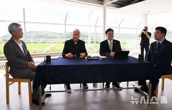 [파주=뉴시스] 국회사진기자단= 유흥식 추기경과 우원식 국회의장이 23일 경기 파주 임진각 평화누리공원 인근 카페에서 '평화대담'을 나누고 있다. 2025.07.23. photo@newsis.com 