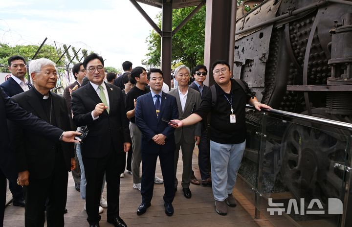 [파주=뉴시스] 국회사진기자단= 유흥식 추기경과 우원식 국회의장이 23일 경기 파주 임진각 평화누리공원 장단역 증기기관차 앞에서 대화를 나누고 있다. 2025.07.23. photo@newsis.com 