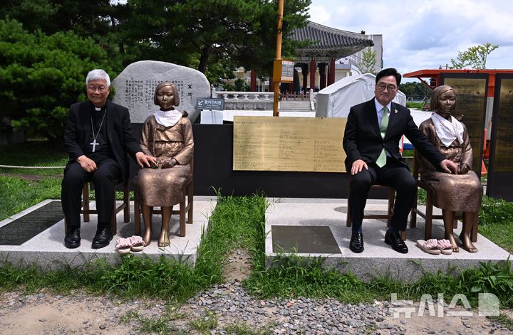 [파주=뉴시스] 국회사진기자단= 유흥식 추기경과 우원식 국회의장이 23일 경기 파주 임진각 평화누리공원 인근 '평화의 소녀상' 앞에서 기념촬영을 하고 있다. 2025.07.23. photo@newsis.com 