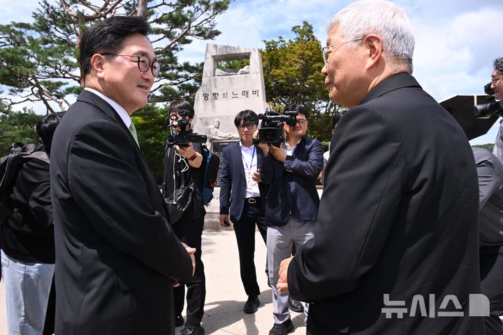 [파주=뉴시스] 국회사진기자단= 유흥식 추기경과 우원식(왼쪽) 국회의장이 23일 경기 파주 임진각 '망향의 노래비' 앞에서 대화를 하고 있다. 2025.07.23. photo@newsis.com