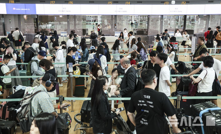 [인천공항=뉴시스] 김근수 기자 = 본격적인 여름 휴가철이 시작된 23일 인천국제공항 제2여객터미널 출국장이 여행객들로 붐비고 있다. 2024.07.23. ks@newsis.com