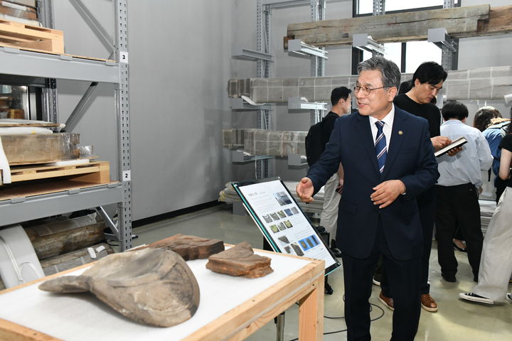 [서울=뉴시스] 허민 국가유산청장이 23일 경기 파주시 전통건축수리기술진흥재단에서 열린 관월당 해체 부재 언론공개회에서 부재들을 살펴보고 있다. (사진=국가유산청 제공) 2025.07.23. photo@newsis.com *재판매 및 DB 금지