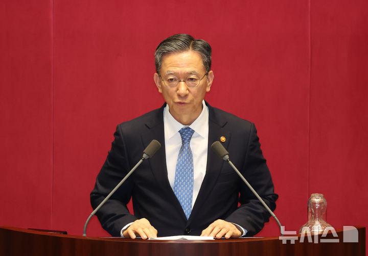 [서울=뉴시스] 고승민 기자 = 정성호 법무부 장관이 지난 23일 서울 여의도 국회에서 열린 제427회 국회(임시회) 제2차 본회의에서 신임 국무위원 인사를 하고 있다. 2025.07.23. kkssmm99@newsis.com