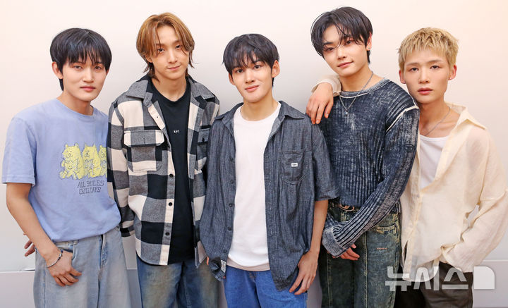 [서울=뉴시스] 김혜진 기자 = 그룹 유니버스(왼쪽부터 석, 케니, 네이슨, 아이토, 혁)이 지난 22일 서울 강남구의 한 연습실에서 뉴시스와 인터뷰에 앞서 포즈를 취하고 있다. 2025.07.22. jini@newsis.com