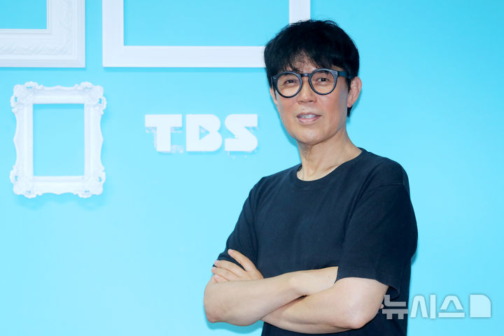 [서울=뉴시스] 김혜진 기자 = 기타리스트 함춘호가 지난 21일 서울 마포구 TBS사옥에서 뉴시스와 인터뷰에 앞서 포즈를 취하고 있다. 2025.08.03. jini@newsis.com