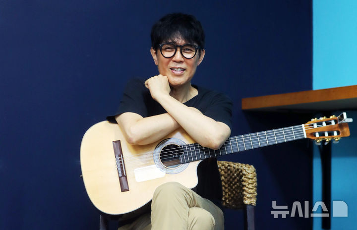 [서울=뉴시스] 김혜진 기자 = 기타리스트 함춘호가 지난 21일 서울 마포구 TBS사옥에서 뉴시스와 인터뷰에 앞서 포즈를 취하고 있다. 2025.08.03. jini@newsis.com