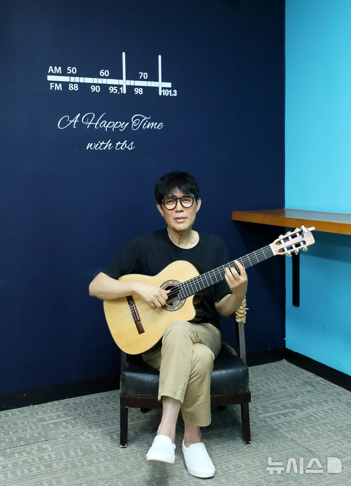 [서울=뉴시스] 김혜진 기자 = 기타리스트 함춘호가 지난 21일 서울 마포구 TBS사옥에서 뉴시스와 인터뷰에 앞서 포즈를 취하고 있다. 2025.07.21. jini@newsis.com