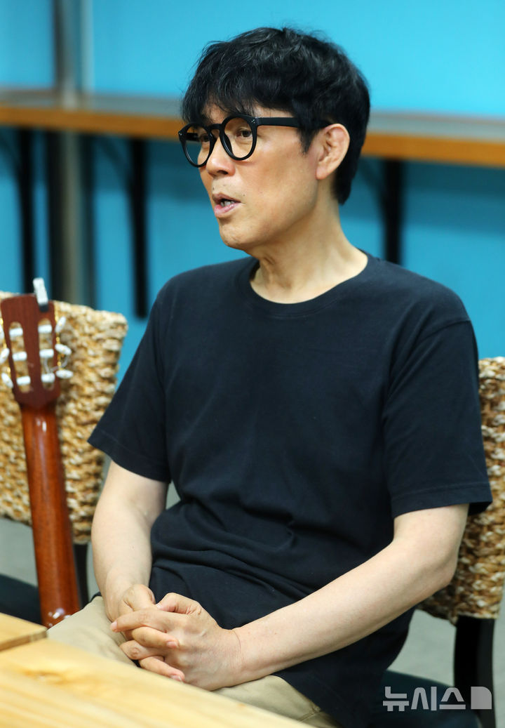 [서울=뉴시스] 김혜진 기자 = 기타리스트 함춘호가 지난 21일 서울 마포구 TBS사옥에서 뉴시스와 인터뷰를 하고 있다. 2025.07.21. jini@newsis.com