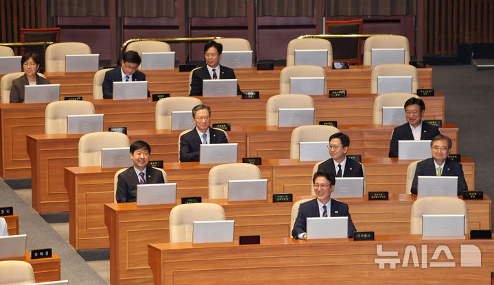 [서울=뉴시스] 김명년 기자 = 김민석 국무총리, 구윤철 경제부총리 겸 기획재정부 장관을 비롯한 국무위원들이 23일 서울 여의도 국회에서 열린 제427회 국회(임시회) 제2차 본회의에 참석해 있다. 2025.07.23. kmn@newsis.com
