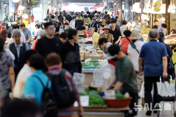 [서울=뉴시스] 조성우 기자 = 지난달 23일 서울 시내의 한 전통시장. 2025.08.20. xconfind@newsis.com