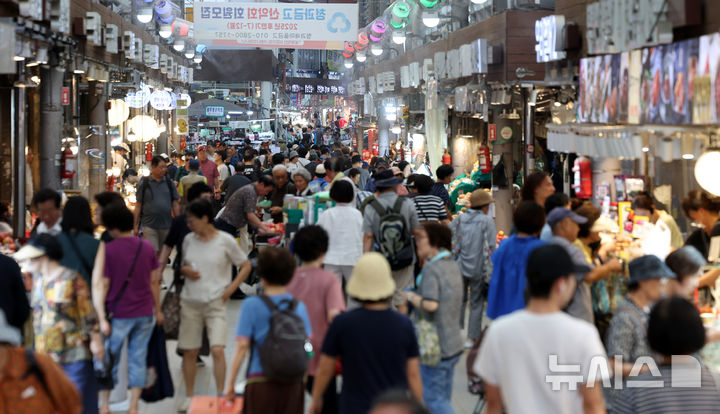 [서울=뉴시스] 조성우 기자 = 서울 시내의 한 전통시장이 장을 보러 온 시민들로 북적이고 있다. 2025.07.23. xconfind@newsis.com