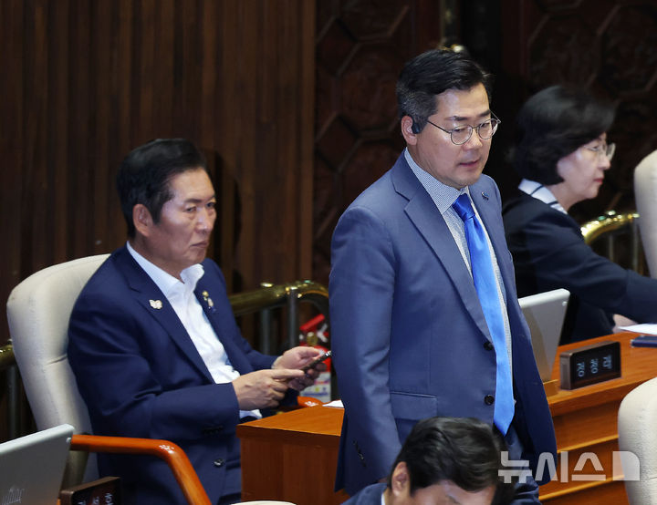 [서울=뉴시스] 김명년 기자 = 정청래 더불어민주당 당대표 후보가 23일 서울 여의도 국회에서 열린 제427회 국회(임시회) 제2차 본회의에서 박찬대 후보를 바라보고 있다. 2025.07.23. kmn@newsis.com