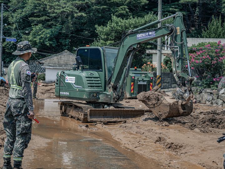 [서울=뉴시스] 23일 경남 산청 일대에서 39사단과 1117공병단 장병들이 중장비를 활용해 침수민가 및 도로 등을 정리하고 있다. (사진=육군 제공) 2025.07.23. photo@newsis.com *재판매 및 DB 금지