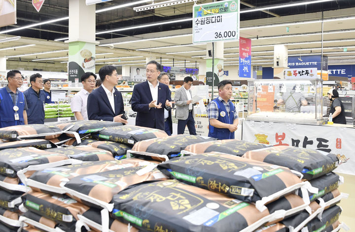 [서울=뉴시스] 이형일 기획재정부 차관이 23일 서울 서초구 농협하나로마트를 찾아 매장을 살펴보며 주요 농축산물 수급 현황과 생활 물가 동향을 점검하고 있다. (사진=기획재정부 제공) 2025.07.23. photo@newsis.com *재판매 및 DB 금지