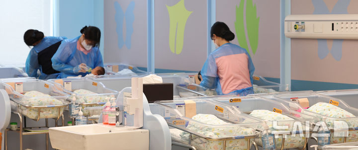 [고양=뉴시스] 전진환 기자 = 23일 통계청이 발표한 '2025년 5월 인구동향'에 따르면 5월 출생아 수는 2만309명으로, 전년 같은 달보다 741명(3.8%) 증가했다. 출생아 수로 보면 5월 기준 2021년(2만1922명) 이후 4년 만에 가장 큰 수치다. 증가율로 보면 2011년(5.3%) 이후 14년 만에 최고다. 올해 5월까지 출생아 수는 10만6000여명으로 집계되면서 전년 대비 증가율이 통계 작성 이래 역대 최고를 기록했다. 23일 경기도 고양시 CHA의과학대학교 일산차병원 신생아실에서 간호사가 신생아들을 돌보고 있다. 2025.07.23. amin2@newsis.com