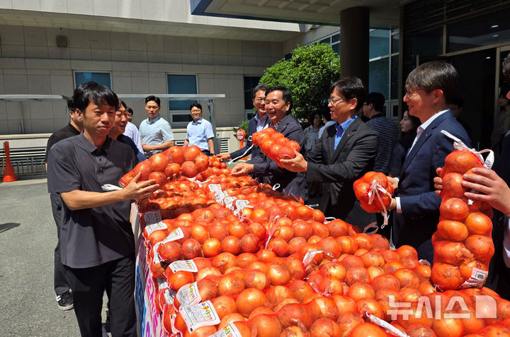 농협전남본부 임직원들 '양파 소비 촉진' 캠페인 펼쳐. (사진=전남농협 제공) photo@newsis.com